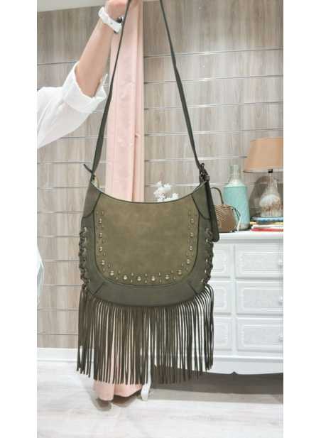 Bolso Aurora Verde Kaki – estilo boho chic con flecos y tachuelas metálicas.