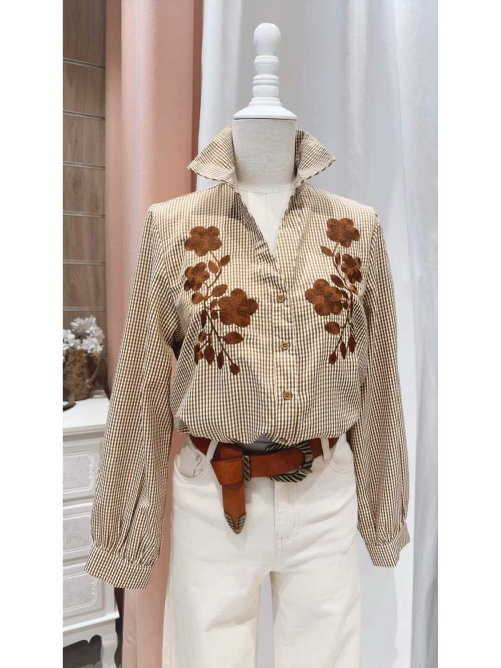 Camisa Alicia – cuadros marrón con bordado floral. Estilo boho chic y tejido cómodo.