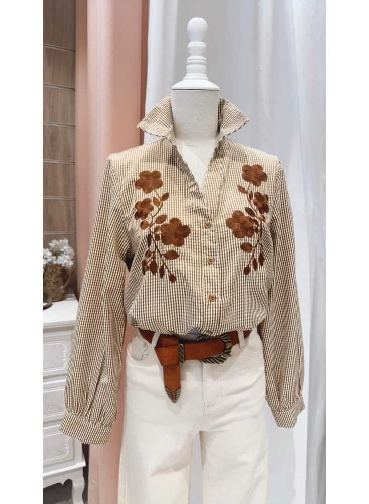 Camisa Alicia – cuadros marrón con bordado floral. Estilo boho chic y tejido cómodo.