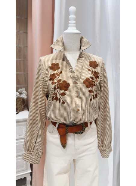 Camisa Alicia – cuadros marrón con bordado floral. Estilo boho chic y tejido cómodo.
