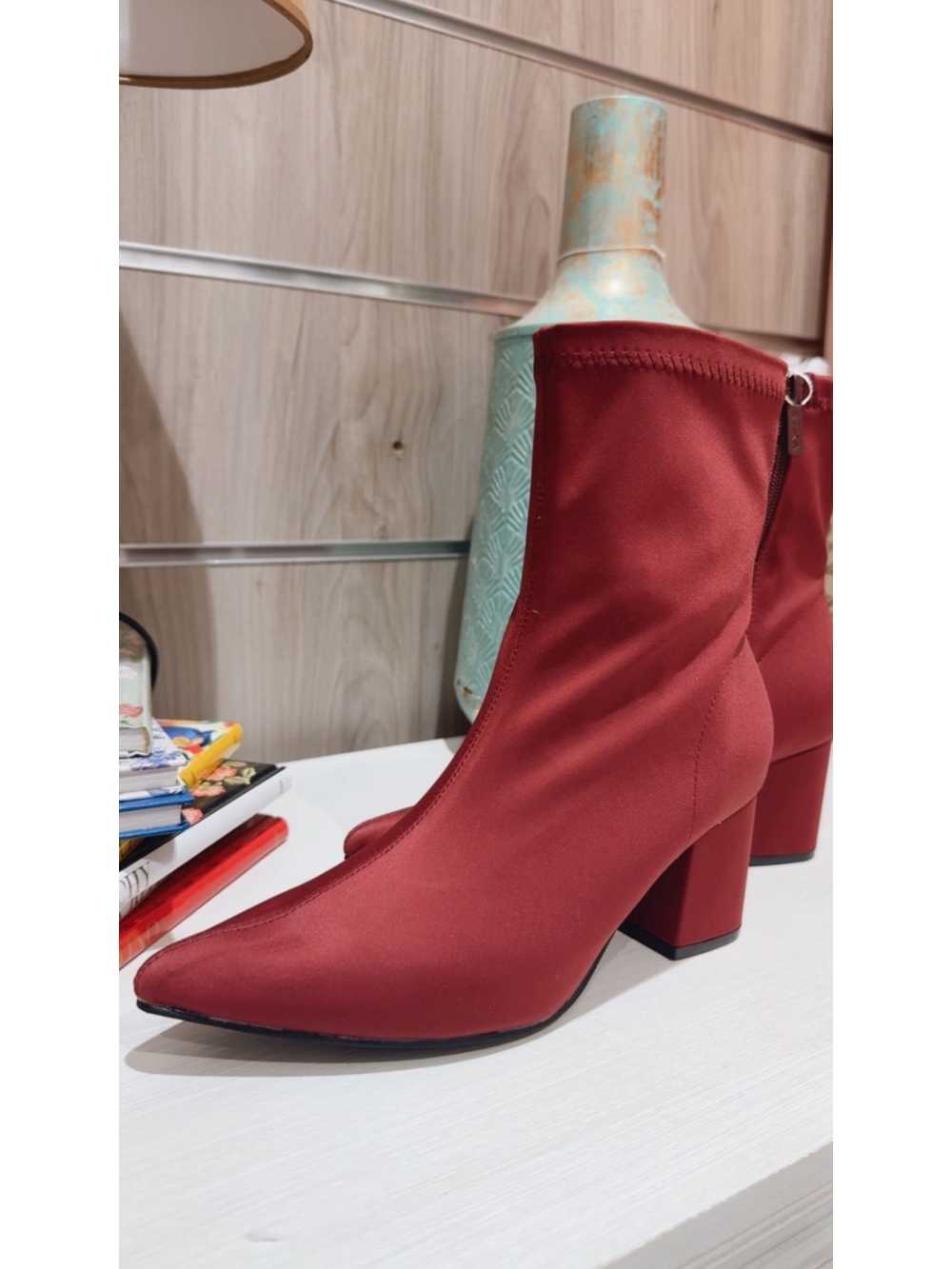 Botines Mar Burdeos – elegancia y estilo para tus looks de otoño/invierno