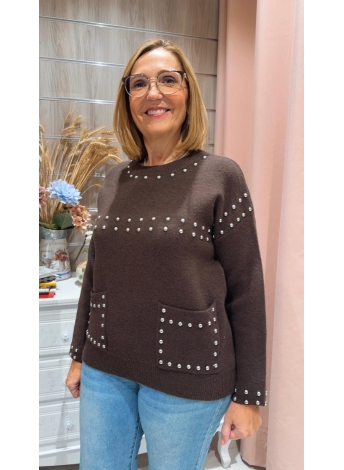 Mujer con jersey color chocolate decorado con perlas plateadas, look casual de Le Munir