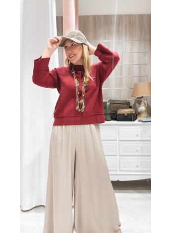 Jersey burdeos con cuello alto medio y costuras decorativas, modelo de Le Munir