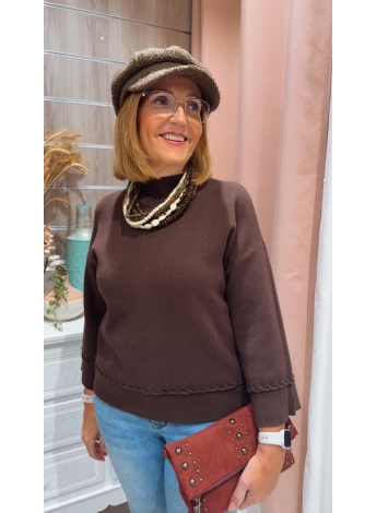 Mujer con jersey color chocolate de Le Munir, combinando boina marrón y bolso de ante burdeos