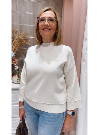 Mujer con jersey beige claro de Le Munir, estilo casual con jeans y accesorios suaves