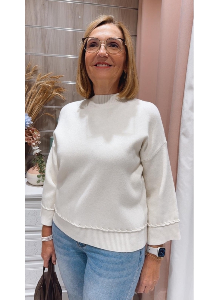 Mujer con jersey beige claro de Le Munir, estilo casual con jeans y accesorios suaves Mujer con jersey beige claro de Le Munir, estilo casual con jeans y accesorios suaves
