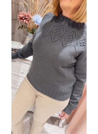 ersey Raquel Le Munir combinado con pantalón beige – look casual elegante