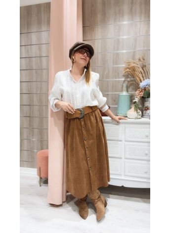 Falda Salma combinada con blusa blanca y botas camel