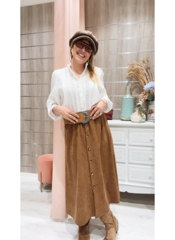 Textura de la pana y botonadura frontal de la Falda Salma