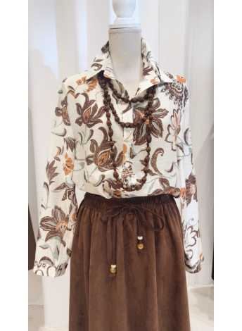 Falda Bianca combinada con blusa estampada floral – look boho Le Munir