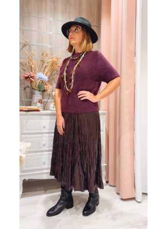 Falda Violeta combinada con jersey corto burdeos y botas negras – look Le Munir
