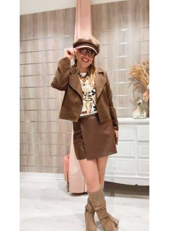 Falda Pantalón Elisa combinada con chaqueta de ante y botas altas