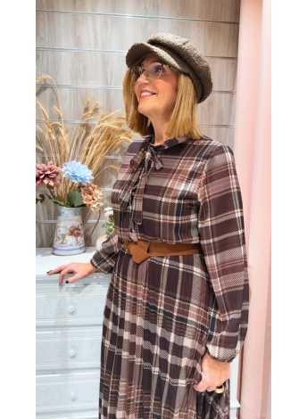 Detalle del tejido de viscosa con estampado de cuadros y botonadura