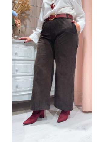 Detalle del Pantalón Claudia marrón con cinturón burdeos y camisa blanca