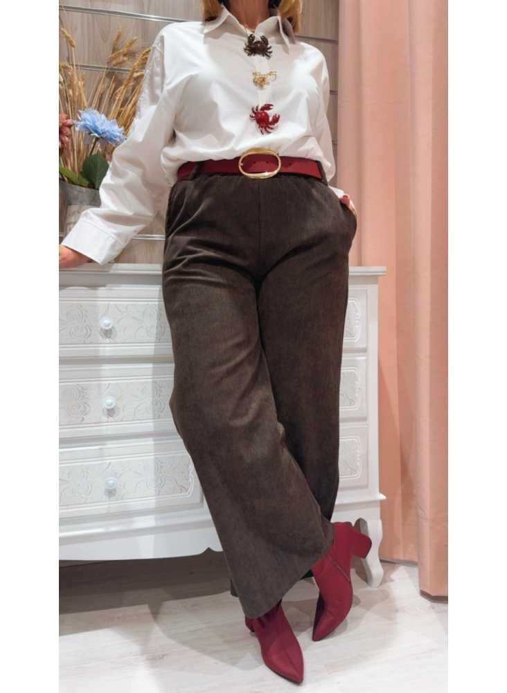 Vista cercana del tejido de pana del Pantalón Claudia marrón Vista cercana del tejido de pana del Pantalón Claudia marrón