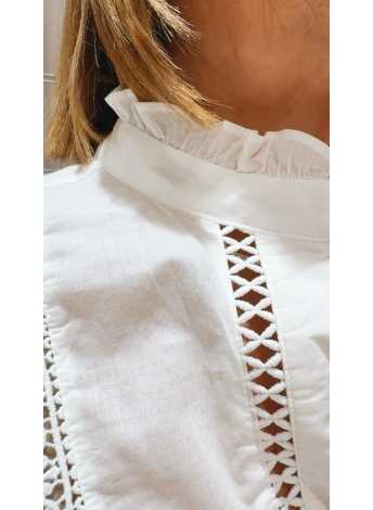 La Camisa Rut Romántica de Le Munir es una prenda delicada y elegante.