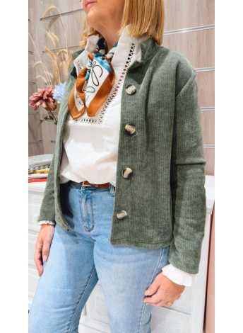 Chaqueta verde de pana fina con botones grandes y tacto suave.