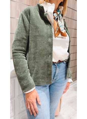 La Chaqueta Nely Verde de Le Munir combina la suavidad de la pana fina con un corte recto y elegante.