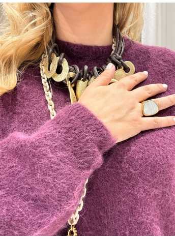 Jersey de punto suave color violeta con textura mullida, ideal para los días fríos.