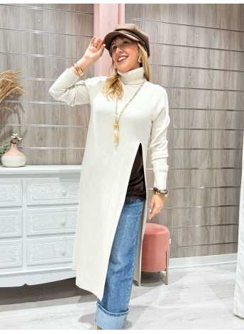 Jersey Sara Beige mostrando su diseño largo con abertura frontal