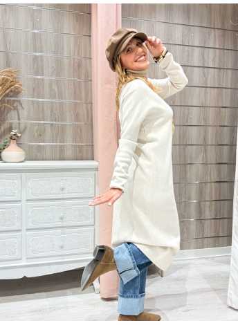 Jersey largo beige con cuello vuelto y aberturas laterales.