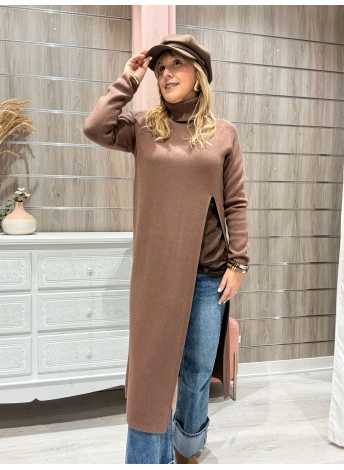 Jersey Sara Chocolate largo de punto fino con diseño moderno y abertura frontal