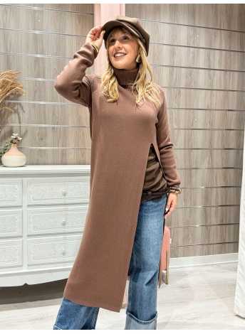 Jersey largo Sara color chocolate con cuello vuelto y aberturas laterales Le Munir