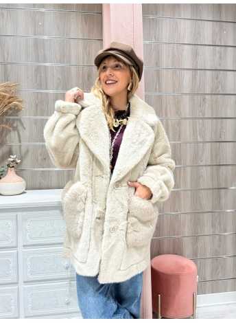 Abrigo reversible con acabado de borreguito.