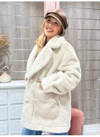 Su tono beige neutro lo hace fácil de combinar con jeans.