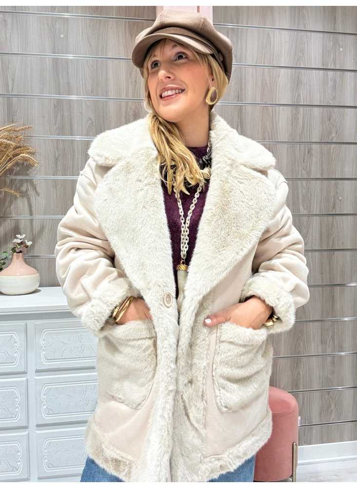 Abrigo Elsa reversible en tono beige, con bolsillos amplios y textura suave de pelo Le Munir Abrigo Elsa reversible en tono beige, con bolsillos amplios y textura suave de pelo Le Munir